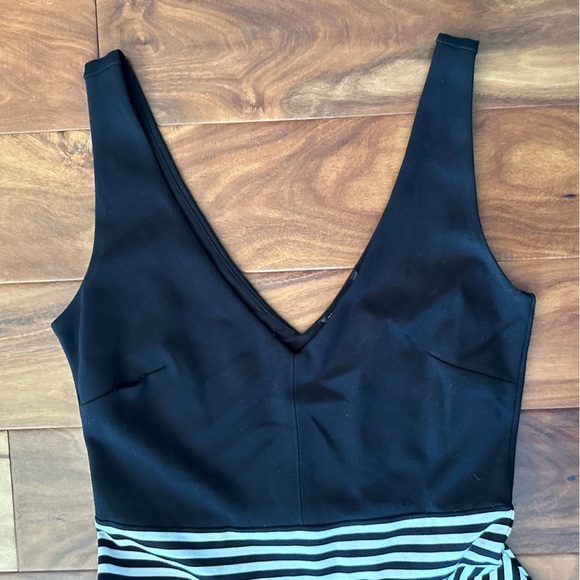 Felicity & Coco Black & White Striped V-Neck Dress size Medium - Picture 2 of 3